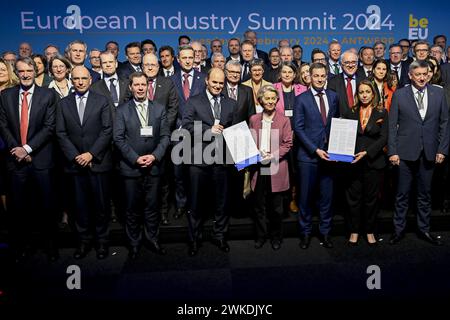 Presidente del gruppo INEOS Sir Jim Ratcliffe, Enrico letta, Presidente Jacques Delors Institute, CEO di ArcelorMittal Europe Geert Van Poelvoorde, Marco Mensink, Direttore generale del Consiglio europeo dell'industria chimica, presidente della Commissione europea Ursula Von der Leyen, primo Ministro Alexander De Croo, Ilham Kadri, CEO e Presidente del Comitato esecutivo di Solvay e del Ministro fiammingo Presidente Jan Jambon, nella foto del Vertice europeo dell'industria "Un business case per l'Europa”, presso lo stabilimento BASF di Anversa, organizzato sotto la Presidenza belga dell'Unione europea, martedì 20 febbraio 2024. Foto Stock