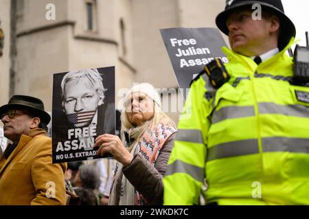 Londra, Regno Unito. 20 febbraio 2024. 20 febbraio 2024: I manifestanti si riuniscono fuori dall'alta Corte per sostenere Julian Assange mentre il fondatore di WikiLeaks lancia il suo ultimo tentativo di combattere l'estradizione negli Stati Uniti. Assange, nato in Australia, dovrebbe testimoniare tramite video link dalla prigione di sicurezza Belmarsh, dove è trattenuto. Foto Stock