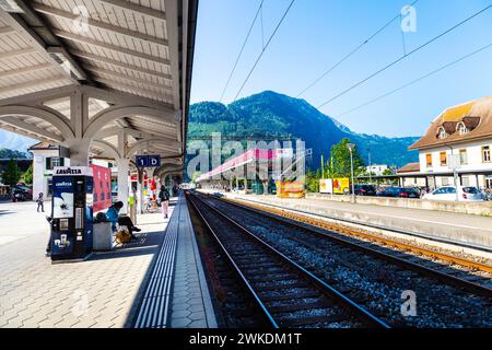 Platfrom e binari ferroviari presso la stazione ovest di Interlaken, Interlaken, Svizzera Foto Stock