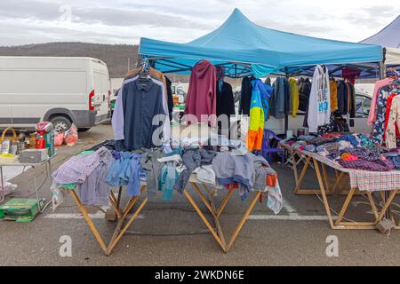 Belgrado, Serbia - 10 febbraio 2024: Stand di indumenti usati per abiti di seconda mano presso il mercato delle pulci di Bubanj Potok sabato. Foto Stock