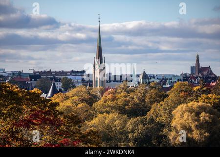 Veduta urbana della Chiesa degli Oscar durante il giorno d'autunno in Svezia. Splendida architettura con alberi autunnali e cielo nuvoloso a Stoccolma. Foto Stock