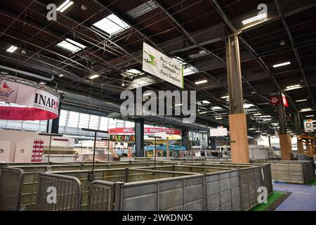 Questa fotografia mostra il processo di installazione della Fiera Internazionale dell'Agricoltura a Parigi, Francia, il 20 febbraio 2024. Il Parc des Expositions di Parigi accoglie la Mostra Internazionale dell'Agricoltura dal 24 febbraio al 3 marzo 2024. Per oltre 50 anni, lo spettacolo è stato un evento importante. Oltre a presentare il bestiame, è una vetrina per i prodotti del territorio e per la gastronomia regionale e internazionale. La fiera riunisce circa 1.000 espositori provenienti da diversi paesi. I visitatori dello spettacolo possono ammirare il bestiame nel primo padiglione (bestiame, vitelli, maiali, capre, cani, gatti, animali da cortile, et Foto Stock