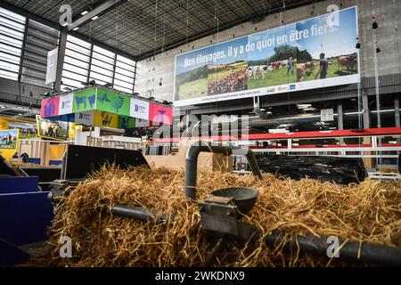 Questa fotografia mostra il processo di installazione della Fiera Internazionale dell'Agricoltura a Parigi, Francia, il 20 febbraio 2024. Il Parc des Expositions di Parigi accoglie la Mostra Internazionale dell'Agricoltura dal 24 febbraio al 3 marzo 2024. Per oltre 50 anni, lo spettacolo è stato un evento importante. Oltre a presentare il bestiame, è una vetrina per i prodotti del territorio e per la gastronomia regionale e internazionale. La fiera riunisce circa 1.000 espositori provenienti da diversi paesi. I visitatori dello spettacolo possono ammirare il bestiame nel primo padiglione (bestiame, vitelli, maiali, capre, cani, gatti, animali da cortile, et Foto Stock