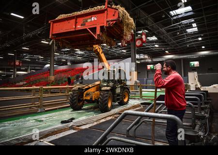 Questa fotografia mostra il processo di installazione della Fiera Internazionale dell'Agricoltura a Parigi, Francia, il 20 febbraio 2024. Il Parc des Expositions di Parigi accoglie la Mostra Internazionale dell'Agricoltura dal 24 febbraio al 3 marzo 2024. Per oltre 50 anni, lo spettacolo è stato un evento importante. Oltre a presentare il bestiame, è una vetrina per i prodotti del territorio e per la gastronomia regionale e internazionale. La fiera riunisce circa 1.000 espositori provenienti da diversi paesi. I visitatori dello spettacolo possono ammirare il bestiame nel primo padiglione (bestiame, vitelli, maiali, capre, cani, gatti, animali da cortile, et Foto Stock