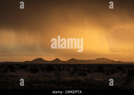 APPROACING TEMPESTA SU CERRILLOS, NEW MEXICO, USA Foto Stock