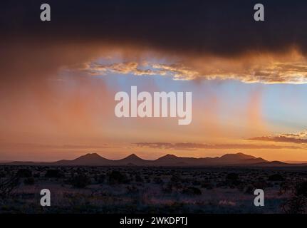 APPROACING TEMPESTA SU CERRILLOS, NEW MEXICO, USA Foto Stock