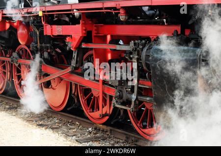 Dettaglio di una vecchia locomotiva a vapore nera e rossa dalla Germania è operato in giorni speciali sul binario da Beekbergen a Loenen nella Neth Foto Stock