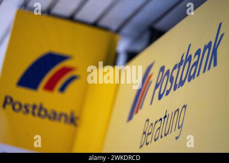 Stoccarda, Germania. 20 febbraio 2024. Il logo Postbank è visibile su una filiale. Crediti: Marijan Murat/dpa/Alamy Live News Foto Stock