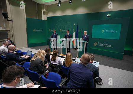 (Da sinistra a destra) il Ministro Eamon Ryan, il Taoiseach Leo Varadkar e Tanaiste Micheal Martin intervengono agli edifici governativi di Dublino, mentre il governo irlandese annuncia centinaia di milioni di euro di finanziamenti per progetti transfrontalieri. Data foto: Martedì 20 febbraio 2024. Foto Stock