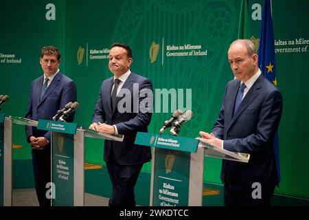 (Da sinistra a destra) il Ministro Eamon Ryan, il Taoiseach Leo Varadkar e Tanaiste Micheal Martin intervengono agli edifici governativi di Dublino, mentre il governo irlandese annuncia centinaia di milioni di euro di finanziamenti per progetti transfrontalieri. Data foto: Martedì 20 febbraio 2024. Foto Stock