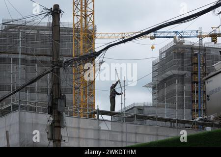 Shanghai, Cina - 31 agosto 2023: Un lavoratore lavora in un cantiere a Shanghai Foto Stock