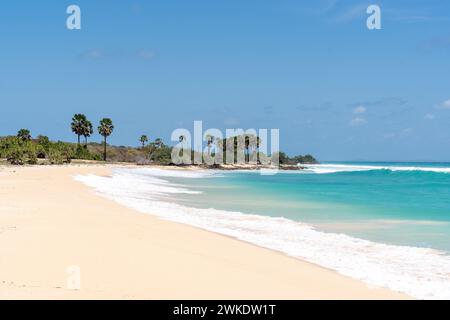 Splendida vista dell'isola di Semau di Liman Beach, di Nusa Tenggara Est, Indonesia Foto Stock