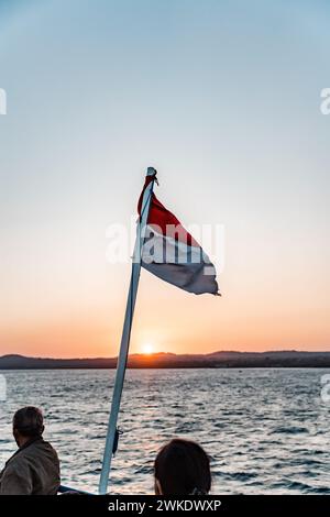 Vista dal traghetto con bandiera indonesiana, Kupang East Nusa Tenggara, Indonesia Foto Stock