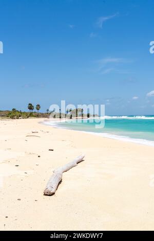 Splendida vista dell'isola di Semau di Liman Beach, di Nusa Tenggara Est, Indonesia Foto Stock