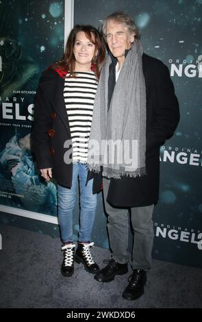 New York, New York, Stati Uniti. 19 febbraio 2024. Chelsea Field e Scott Bakula alla prima di Ordinary Angels il 19 febbraio 2024 allo SVA Theater di New York. Credito: RW/Media Punch/Alamy Live News Foto Stock