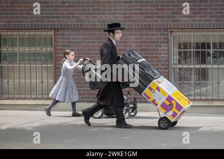 Un fratello chassidico e un bagaglio gemello su un autobus diretto al campo estivo. A Brooklyn, New York. Foto Stock