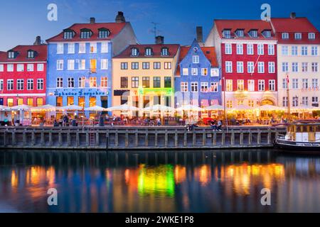 Nyhavn - lungomare del XVII secolo, canale e quartiere dei divertimenti a Copenhagen, Danimarca Foto Stock