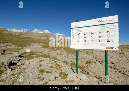 Cartel frente a las cumbres, Llano Tripals, parque nacional de Ordesa y Monte Perdido, comarca del Sobrarbe, Huesca, Aragón, Cordillera de los Pirineos, Spagna. Foto Stock