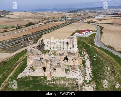castello - Palazzo Tiebas, rovine di un castello medievale in Navarra Tiebas-Muruarte de Reta, Navarra, Spagna. Foto Stock