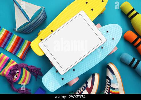 Composizione piatta con moderna tavoletta su sfondo azzurro. Spazio per il testo Foto Stock