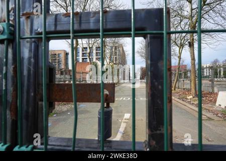 Perry Barr, Birmingham, 20 febbraio 2024. Il Consiglio comunale di Birmingham ha messo in vendita il mai finito Commonwealth Games Athletes Village in quanto cerca di raccogliere fondi pur essendo centinaia di milioni di sterline in debito. Il villaggio recintato, che si trova sulla vecchia terra della Birmingham City University (e conserva il pub universitario "Hare of the Dog", a North Birmingham non ha mai visto una persona dormire negli appartamenti che dovevano essere venduti ai residenti. Credito: Interrompi stampa Media/Alamy Live News Foto Stock