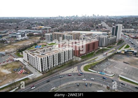 Perry Barr, Birmingham, 20 febbraio 2024. Il Consiglio comunale di Birmingham ha messo in vendita il mai finito Commonwealth Games Athletes Village in quanto cerca di raccogliere fondi pur essendo centinaia di milioni di sterline in debito. Il villaggio recintato, che si trova sulla vecchia terra della Birmingham City University (e conserva il pub universitario "Hare of the Dog", a North Birmingham non ha mai visto una persona dormire negli appartamenti che dovevano essere venduti ai residenti. Credito: Interrompi stampa Media/Alamy Live News Foto Stock