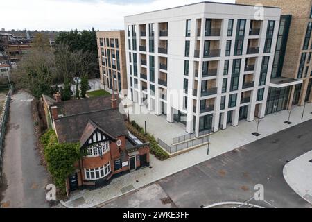 Perry Barr, Birmingham, 20 febbraio 2024. Il Consiglio comunale di Birmingham ha messo in vendita il mai finito Commonwealth Games Athletes Village in quanto cerca di raccogliere fondi pur essendo centinaia di milioni di sterline in debito. Il villaggio recintato, che si trova sulla vecchia terra della Birmingham City University (e conserva il pub universitario "Hare of the Dog", a North Birmingham non ha mai visto una persona dormire negli appartamenti che dovevano essere venduti ai residenti. Credito: Interrompi stampa Media/Alamy Live News Foto Stock