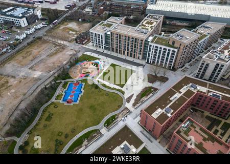 Perry Barr, Birmingham, 20 febbraio 2024. Il Consiglio comunale di Birmingham ha messo in vendita il mai finito Commonwealth Games Athletes Village in quanto cerca di raccogliere fondi pur essendo centinaia di milioni di sterline in debito. Il villaggio recintato, che si trova sulla vecchia terra della Birmingham City University (e conserva il pub universitario "Hare of the Dog", a North Birmingham non ha mai visto una persona dormire negli appartamenti che dovevano essere venduti ai residenti. Credito: Interrompi stampa Media/Alamy Live News Foto Stock