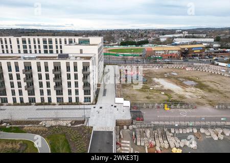 Perry Barr, Birmingham, 20 febbraio 2024. Il Consiglio comunale di Birmingham ha messo in vendita il mai finito Commonwealth Games Athletes Village in quanto cerca di raccogliere fondi pur essendo centinaia di milioni di sterline in debito. Il villaggio recintato, che si trova sulla vecchia terra della Birmingham City University (e conserva il pub universitario "Hare of the Dog", a North Birmingham non ha mai visto una persona dormire negli appartamenti che dovevano essere venduti ai residenti. Credito: Interrompi stampa Media/Alamy Live News Foto Stock