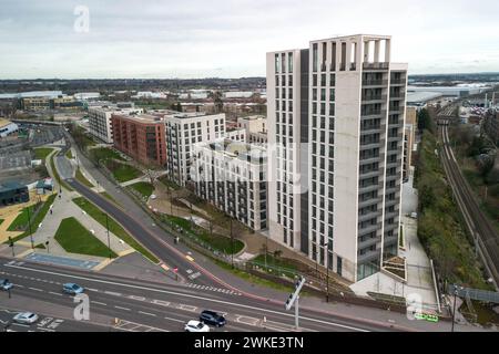 Perry Barr, Birmingham, 20 febbraio 2024. Il Consiglio comunale di Birmingham ha messo in vendita il mai finito Commonwealth Games Athletes Village in quanto cerca di raccogliere fondi pur essendo centinaia di milioni di sterline in debito. Il villaggio recintato, che si trova sulla vecchia terra della Birmingham City University (e conserva il pub universitario "Hare of the Dog", a North Birmingham non ha mai visto una persona dormire negli appartamenti che dovevano essere venduti ai residenti. Credito: Interrompi stampa Media/Alamy Live News Foto Stock