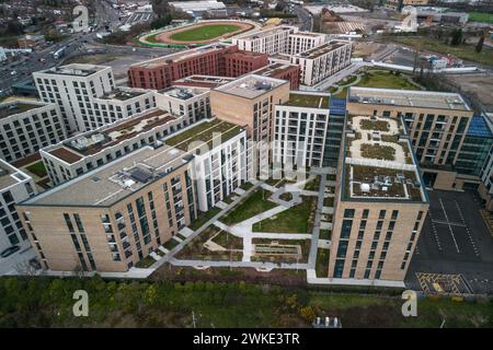 Perry Barr, Birmingham, 20 febbraio 2024. Il Consiglio comunale di Birmingham ha messo in vendita il mai finito Commonwealth Games Athletes Village in quanto cerca di raccogliere fondi pur essendo centinaia di milioni di sterline in debito. Il villaggio recintato, che si trova sulla vecchia terra della Birmingham City University (e conserva il pub universitario "Hare of the Dog", a North Birmingham non ha mai visto una persona dormire negli appartamenti che dovevano essere venduti ai residenti. Credito: Interrompi stampa Media/Alamy Live News Foto Stock