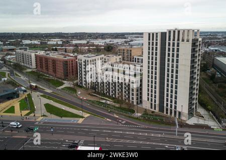 Perry Barr, Birmingham, 20 febbraio 2024. Il Consiglio comunale di Birmingham ha messo in vendita il mai finito Commonwealth Games Athletes Village in quanto cerca di raccogliere fondi pur essendo centinaia di milioni di sterline in debito. Il villaggio recintato, che si trova sulla vecchia terra della Birmingham City University (e conserva il pub universitario "Hare of the Dog", a North Birmingham non ha mai visto una persona dormire negli appartamenti che dovevano essere venduti ai residenti. Credito: Interrompi stampa Media/Alamy Live News Foto Stock