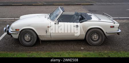 Elburg, Paesi Bassi, 10.02.2024, vista laterale della classica auto sportiva britannica Triumph Spitfire mark IV del 1972 Foto Stock