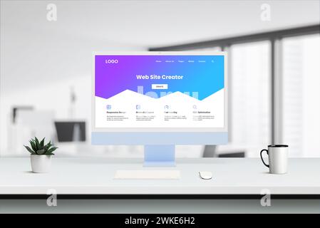 Il moderno schermo del computer sulla scrivania presenta l'interfaccia di creazione del sito Web viola-blu con icone di design reattivo, layout minimalista, caricamento rapido, opzione SEO Foto Stock