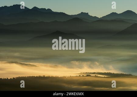Nebbia mattutina sulla valle di Roncal, da alto de Coronas, Navarra, Spagna. Foto Stock
