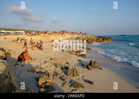 Puesta de Sol en el Pirata Bus, Playa de Migjorn, Formentera, isole Baleari, Spagna. Foto Stock