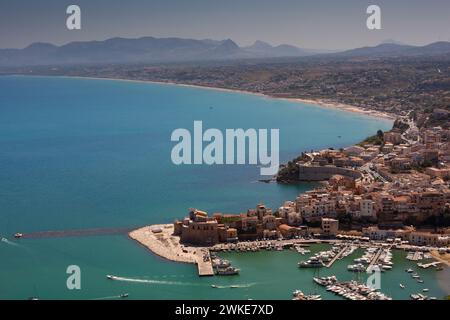 Vista panoramica dall'alto con il porto turistico e le spiagge di Castellammare del Golfo, provincia di Trapani, Sicilia Foto Stock