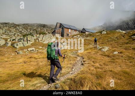 Refugio des Estagnous, valle de Valier -Riberot-, Parque Natural Regional de los Pirineos de Ariège, cordillera de los Pirineos, Francia. Foto Stock