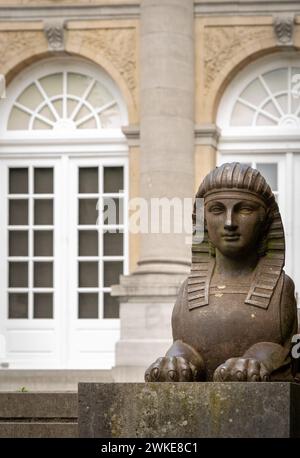 Una statua della sfinge all'ingresso del Museo Africano di Tervuren Foto Stock