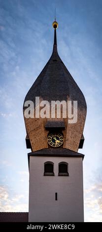 Il lago Weßling, in Baviera, e la sua chiesa al tramonto l'ultimo giorno del 2021 Foto Stock