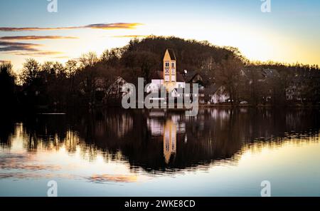 Il lago Weßling, in Baviera, e la sua chiesa al tramonto l'ultimo giorno del 2021 Foto Stock