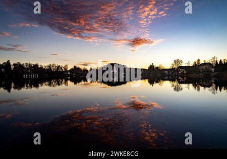 Il lago Weßling, in Baviera, e la sua chiesa al tramonto l'ultimo giorno del 2021 Foto Stock