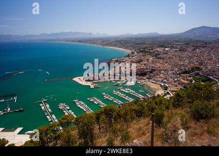 Vista panoramica dall'alto con il porto turistico e le spiagge di Castellammare del Golfo, provincia di Trapani, Sicilia Foto Stock