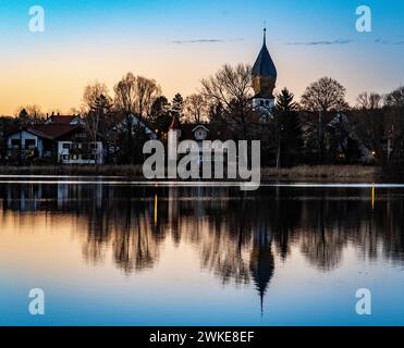 Il lago Weßling, in Baviera, e la sua chiesa al tramonto l'ultimo giorno del 2021 Foto Stock