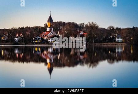 Il lago Weßling, in Baviera, e la sua chiesa al tramonto l'ultimo giorno del 2021 Foto Stock