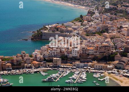 Vista panoramica dall'alto con il porto turistico e le spiagge di Castellammare del Golfo, provincia di Trapani, Sicilia Foto Stock