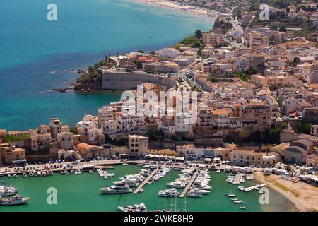 Vista panoramica dall'alto con il porto turistico e le spiagge di Castellammare del Golfo, provincia di Trapani, Sicilia Foto Stock