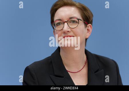 Frühjahrsgutachten Immobilienmarkt 2024-02-20 - Deutschland, Berlin - Bundespressekonferenz: Vorstellung des Frühjahrsgutachtens vom Rat der Immobilienweisen. Im Bild Klara Geywitz SPD, Bundesministerin für Wohnen, Stadtentwicklung und Bauwesen. *** Relazione di primavera sul mercato immobiliare 2024 02 20 Germania, Conferenza stampa federale di Berlino presentazione del rapporto di primavera del Consiglio tedesco degli esperti immobiliari nella foto Klara Geywitz SPD , Ministro federale per l'edilizia abitativa, lo sviluppo urbano e l'edilizia Foto Stock