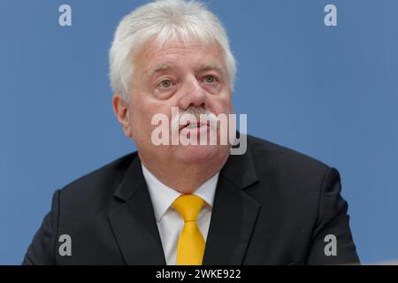 Frühjahrsgutachten Immobilienmarkt 2024-02-20 - Deutschland, Berlin - Bundespressekonferenz: Vorstellung des Frühjahrsgutachtens vom Rat der Immobilienweisen. Im Bild Dr. Andreas Mattner, Präsident des Zentralen Immobilien Ausschusses ZIA. *** Relazione di primavera sul mercato immobiliare 2024 02 20 Germania, Conferenza stampa federale di Berlino presentazione del rapporto di primavera del Consiglio tedesco degli esperti immobiliari nella foto Dr Andreas Mattner, presidente della federazione immobiliare tedesca ZIA Foto Stock