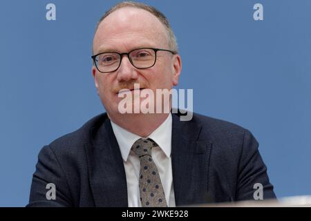 Frühjahrsgutachten Immobilienmarkt 2024-02-20 - Deutschland, Berlin - Bundespressekonferenz: Vorstellung des Frühjahrsgutachtens vom Rat der Immobilienweisen. Im Bild Dr. Andreas Mattner, Präsident des Zentralen Immobilien Ausschusses ZIA. *** Relazione di primavera sul mercato immobiliare 2024 02 20 Germania, Conferenza stampa federale di Berlino presentazione del rapporto di primavera del Consiglio tedesco degli esperti immobiliari nella foto Dr Andreas Mattner, presidente della federazione immobiliare tedesca ZIA Foto Stock